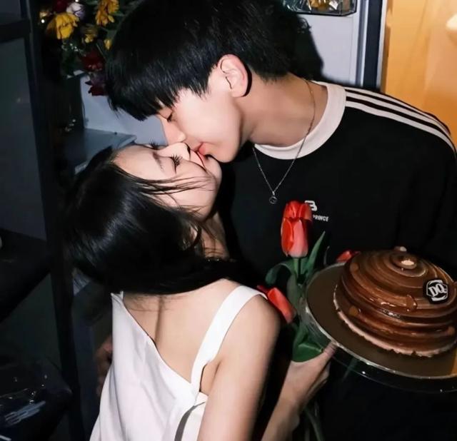 爱情经不起等待的表情包图片